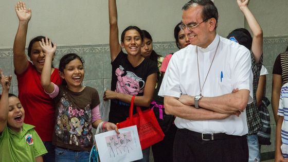 Weihbischof Gregorio Rosa Chávez setzt sich als Pfarrer insbesondere für die Kinder und Jugendlichen ein. Foto: Adveniat/Pohl
