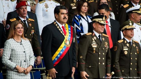 Nicolás Maduro bei der Militärparade, kurz bevor die Sprengsätze detonierten. (Foto: picture-alliance/Xinhua News Agency)