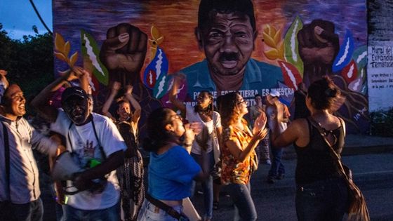 Spontaner Protest: Straßenbesetzung in Buenaventura (im Hintergrund das Wandgemälde mit dem Antlitz von Temístocles Machado) Foto: Ricardo Delgado/Goethe-Institut