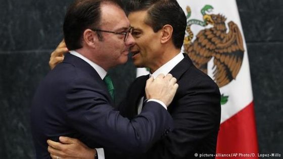 Sehr eng: Luis Videgaray (links) mit Staatschef Peña Nieto (Archivbild). Foto: picture-alliance/AP Photo/D. Lopez-Mills.