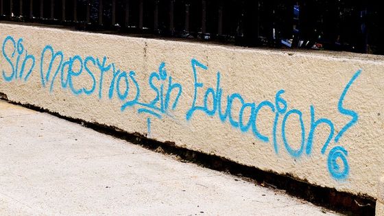 "Ohne Lehrer keine Erziehung" - ein Grafitto im Zentrum von Mexiko-Stadt. Foto: Marysol*, CC BY-SA 2.0