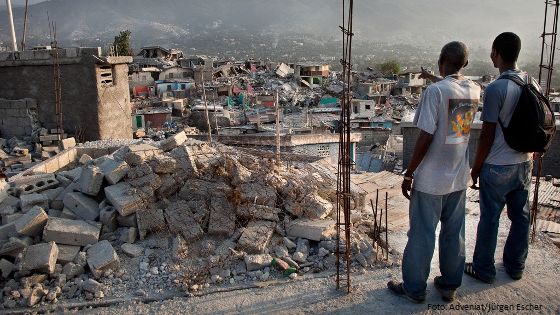 Ein Blick auf die nach dem Erdbeben 2010 völlig zerstörte Hauptstadt Port-au-Prince. Foto: Adveniat/Escher