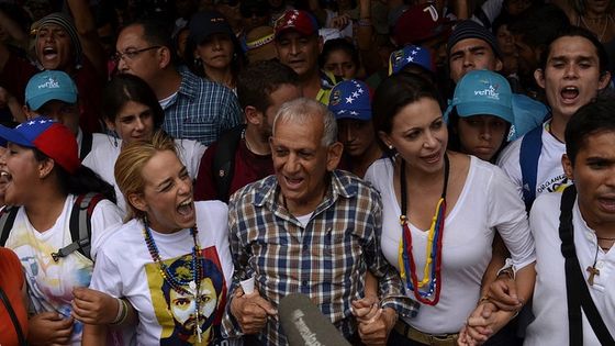 Lilian Tintori, Ehefrau des inhaftierten Politikers Leopoldo López, Padre Robert Redman und Oppositionspolitikerin María Corina Machado (v.l.n.r.) bei einem Protestmarsch am 26. April 2015 in Caracas. Foto: Carlos Díaz, CC BY 2.0