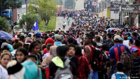 Tausende Menschen aus Honduras sind auf dem Weg in die USA. Präsident Trump will sie nicht ins Land lassen. (Foto: Reuters/J. Cabrera)