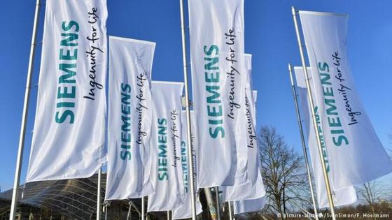 Flaggen vor der Olympiahalle in München während der Siemens-Hauptversammlung im Januar. Foto: picture-alliance/SvenSimon/F. Hoermann 