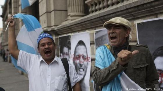 Demonstranten vor dem Parlament fordern die Aufhebung der Immunität. Foto: picture-alliance/AP/M. Castillo