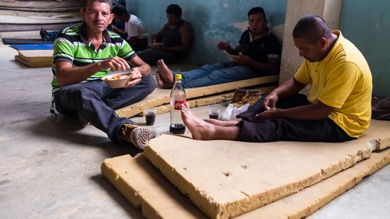 In der Kapelle Santa Marta in Mexiko finden Migranten für ein paar Tage Zuflucht. Steyler Missionare und Freiwillige aus der Pfarrei kümmern sich um die Menschen vor allem aus Honduras und El Salvador, die aus ihren Heimatländern fliehen und sich auf den gefährlichen Weg in die USA machen. (Foto: Hoch/Adveniat)
