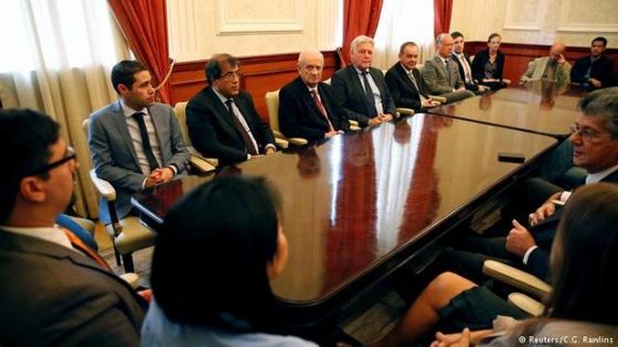 Vize-Parlamentspräsident Freddy Guevara (links am Tisch) mit den eingeladenen Beobachtern der Parlamentssitzung. Foto: Reuters/C. G. Rawlins