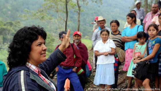 Nach über zwei Jahren beginnt in Honduras der Prozess wegen des Mordes an der Umweltaktivistin Berta Cáceres. Foto: picture-alliance/AP Photo/T. Russo/Goldman Environmental Prize