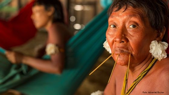 Bei den Yanomami stecken sich Frauen als Schmuck Stöcke in die Wange und Blumen in die Ohrläppchen. Foto: Adveniat/Escher