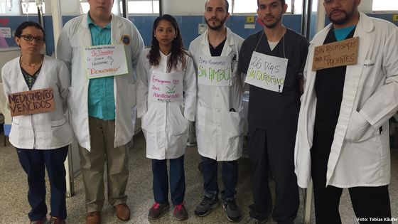Dr. Dany Golindano (r.) und die Ärzte des Krankenhauses "Jose Maria Vargas" in Caracas demonstrieren gegen die Zustände im Gesundheitssystem. Foto: Tobias Käufer