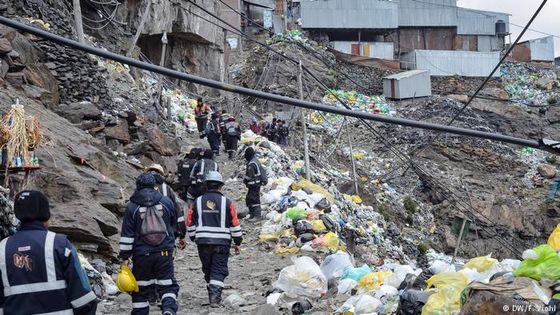 Die Fußwege sind nicht besser als die Straßen: holprig und voller Müll. Foto: DW/F. Viohl