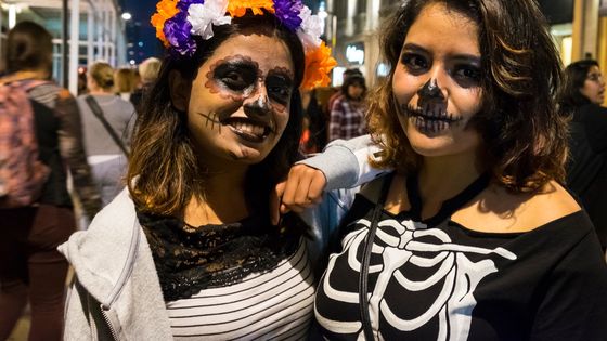 Zwei geschminkte Frauen am "Dia de los muertos" in Mexiko-Stadt. (Foto: Adveniat/Hoch)