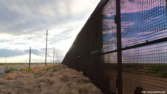 Teilweise existiert bereits ein Grenzzaun zwischen Mexiko und den USA wie nahe der Stadt El Paso, USA. Foto: Adveniat/Schmidt.