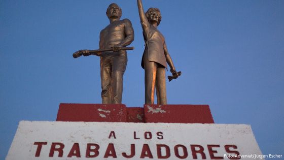 Arbeiterstatue in Ciudad Juárez - mexikanische Grenzstadt, in der in großen Weltmarktfabriken für den Export gefertigt wird. Foto: Adveniat/Jürgen Escher