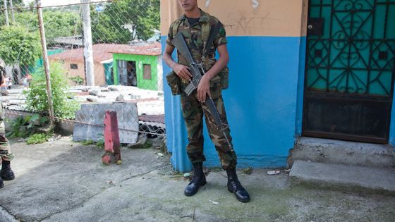 Soldat bewacht eine Strasse in La Chacra, einem Armenviertel San Salvadors. (Symbolbild) Foto: Adveniat/Steffen
