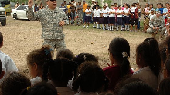 US-Militärmediziner erklärt Kindern in Honduras das Zähneputzen. Foto: The U.S. Army CC-by