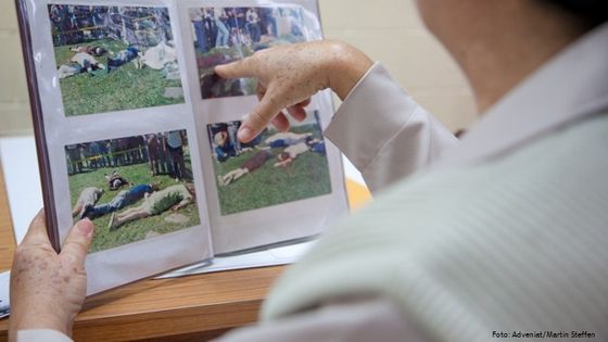 Das Fotoalbum im Dokumentationszentrum an der UCA, der Universidad Centroamericana in San Salvador, erinnert an die Mordopfer. Foto: Adveniat/Martin Steffen