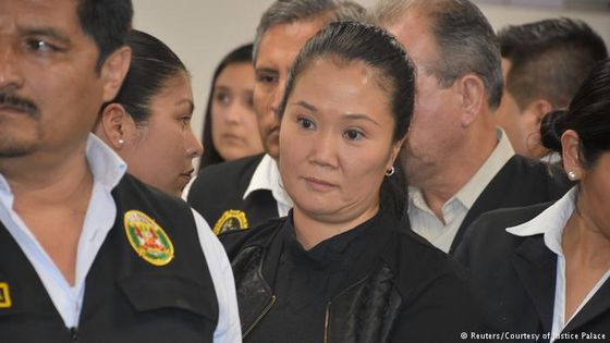Keiko Fujimori bei ihrer Festnahme im Gerichtssaal. Foto: Reuters/Courtesy of Justice Palace