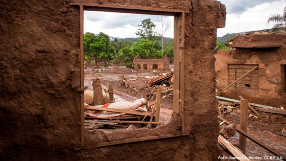 Das Staudammunglück hat viele Orte zerstört - meterhoch begrub die Schlammwelle Wohnhäuser wie hier in Bento Rodrigues. Foto: Romerito Pontes, CC BY 2.0.