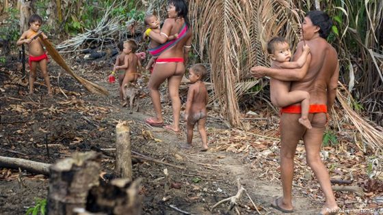 Diese Frauen vom Volk der Yanomami gehören zu einer Dorfgemeinschaft, die zwar nach alter Tradition lebt, aber Kontakt zur Außenwelt pflegt. Foto: Adveniat/Escher
