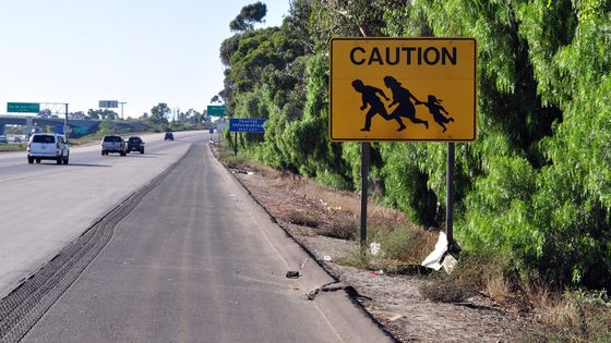 Nördlich der Grenze bei Tijuana auf dem Highway 5 in San Ysidro, USA. Foto: Jonathan McIntosh. CC BY-NC-SA 2.0