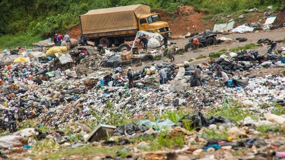 Arbeiter sortieren Abfall auf der Müllkippe in El Esfuerzo, Guatemala. Foto: Adveniat/Pohl