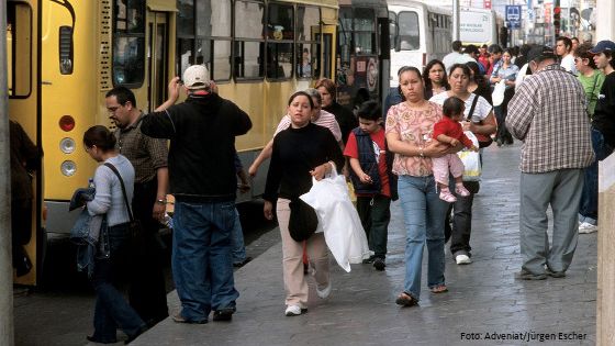 Bei Überlandreisen sind in Lateinamerika vielerorts Busse das Verkehrsmittel erster Wahl. Foto/Symbolbild (Matamoros Busstation Mexiko): Adveniat/Jürgen Escher