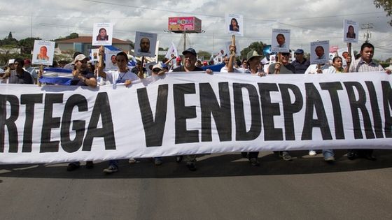 Bereits 2013 gab es Proteste gegen den geplanten Kanalbau. "Ortega verkauft das Vaterland" steht auf dem Transparent der Demonstranten. Foto: Jorge Mejía peralta, CC BY 2.0