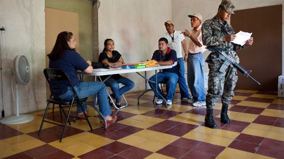 Wahlhelfer und Soldat in einem Wahllokal bei der letzten Wahl in Honduras. Foto: Adveniat/Pohl