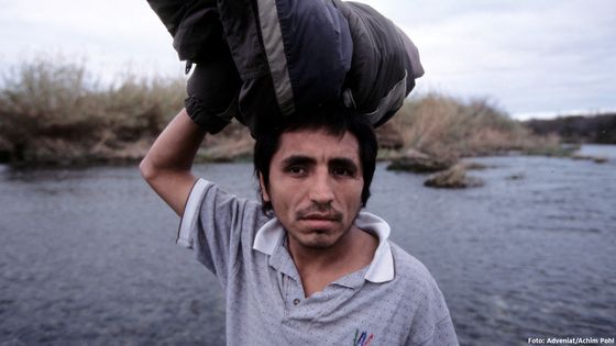 Ein Migrant im Rio Bravo an der Grenze zwischen Mexiko und den USA. Wie er versuchen viele illegal in die Verinigten Staaten von Amerika zu gelangen.