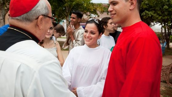 Kardinal Ortega im Gespräch mit Jugendlichen vor Beginn einer Kreuzwegprozession in einer Kleinstadt in der Nähe von Havanna. Foto: Adveniat/Steffen.