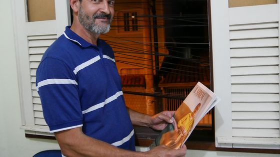 Marquinhos Muniz mit der Zeitung "A Sirene" in der Hand. Foto: Christina Weise