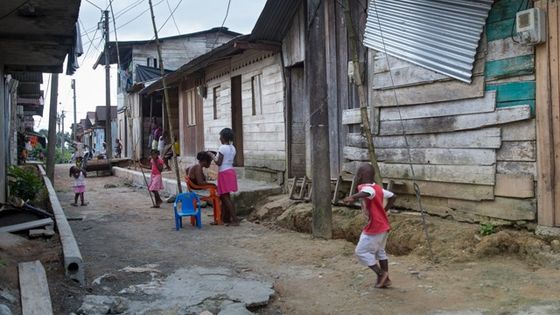 Schlechte Straßen, kein Anschluss an das Wasser- und Abwassersystem, keine Bildungschancen und keine Arbeitsplätze - das ist die Situation der Menschen in der Flüchtlingssiedlung Villa España in der Provinz Chocó. In der gesamten Region fehlt es an Investitionen in die Infrastruktur. Foto: Adveniat/Escher.