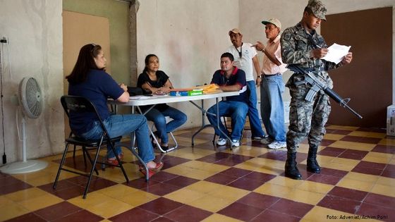 Soldat in einem Wahllokal in Honduras. Foto (Symbolbild): Adveniat/Achim Pohl