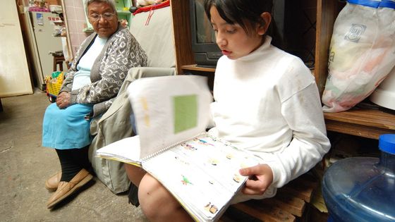 Früh übt sich: eine junge Leserin bei der Lektüre. (Symbolfoto: Adveniat/Hecker)