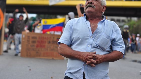 Ein Mann ruft während der Proteste im Februar 2014 Gott um Hilfe. Foto: Andres Azp. CC BY-NC-ND 2.0