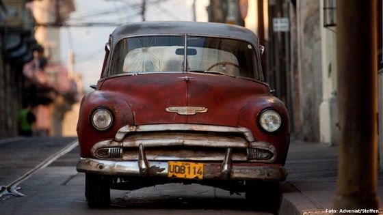 Amerikanische Strassenkreuzer prägen das Bild der Strasse vieler kubanischer Städte. Foto: Adveniat/Steffen.