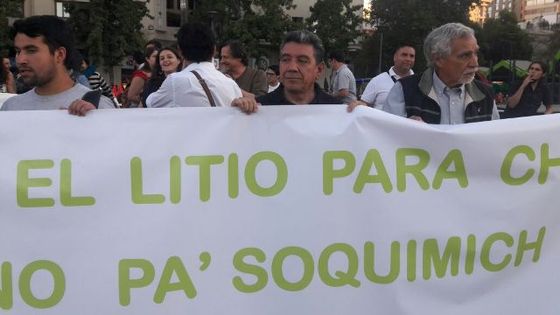 Miguel Soto (Mitte), Koordinator der Bewegung "Lithium für Chile" bei einem Protestmarsch. Foto: privat