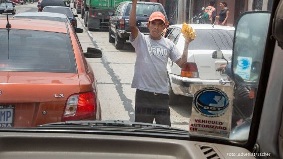 Viele Menschen in Lateinamerika arbeiten im informellen Sektor: Straßenverkäufer im Feierabendverkehr in Guatemala-Stadt. Foto: Adveniat/Escher