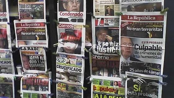 Zeitungsstand am Tag nach der Verurteilung Fujimoris am 7. April 2009 zu 25 Jahren Haft wegen Verbrechen gegen die Menschlichkeit. Foto: Pedro Rivas Ugaz, CC BY 2.0
