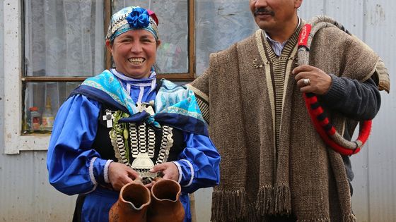 Freuen sich bestimmt auch auf die Netflix-Serie: zwei Mapuche in Chile (Symbolfoto: Hoch/Adveniat)