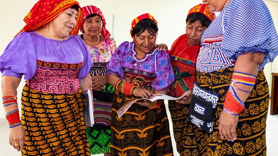 Kuna-Frauen in ihrer traditionellen Tracht in der Gemeinde Daggargunyala in Panamá-Stadt (Symbolfoto: Adveniat/Hoch)