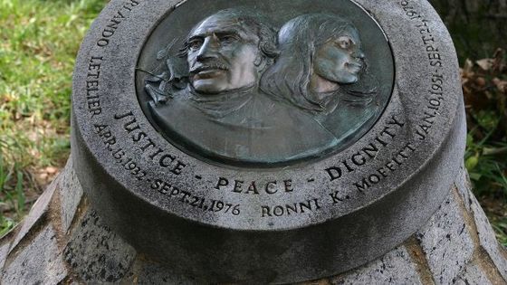 Das Denkmal für den 1976 in den USA ermordeten, chilenischen Ex-Außenminister Orlando Letelier und seine Sekretärin Ronni Moffit in der Massachusetts Ave/Sheridan Circle, Washington. Foto: David, CC BY 2.0