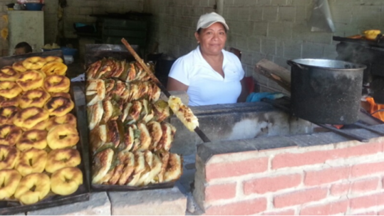 Mit ihrer Cuñapé-Bäckerei am Río Piraí ernährt diese Mutter von fünf Kindern aus Santa Cruz de la Sierra in Bolivien die ganze Familie. Foto: Eliana Campos Zapata