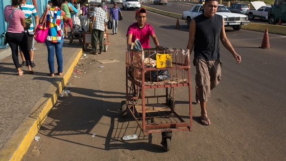 Vicente González (l.) schiebt seinen Handwagen zum Busbahnhof in Maracaibo, Venezuela. (Symbolfoto: Adveniat/Bello)