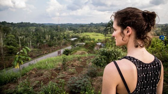 Friederike Becht blickt mit Faszination und Sorge auf den Amazonas-Urwald. Foto: Adveniat/Martin Steffen