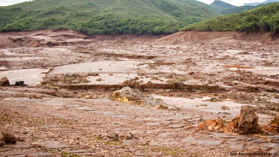 Der Dammbruch der Eisenmine in Minas Gerais im November 2015 machte viele Menschen obdachlos und begrub ganze Dörfer unter rotem Schlamm. Foto: Romerito Pontes, CC BY 2.0.