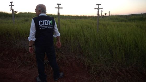 Die Interamerikanische Menschenrechtskommission CIDH besucht den Ort des Curuguaty-Massakers - dort stehen Kreuze in Gedenken an die Opfer. Foto: Comisión Interamericana de Derechos Humanos, CC BY 2.0.