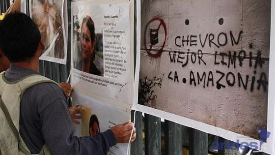 Demonstranten fordern Chevron auf Verantwortung für Öl-Katastrophe zu übernehmen. Foto: Andes